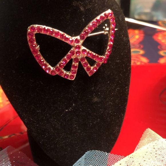 Pretty Costume jewellery brooch - pink rhinestones in silver setting - Picture 3 of 4